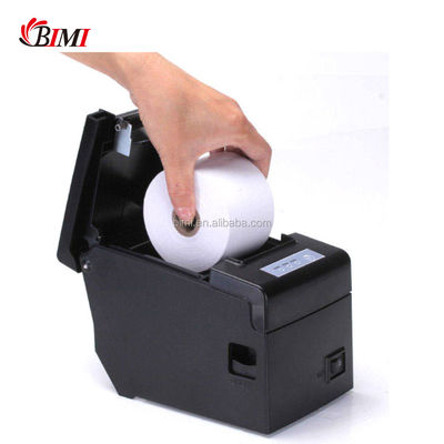 Impressora de recibos térmicos com adaptador em preto e branco