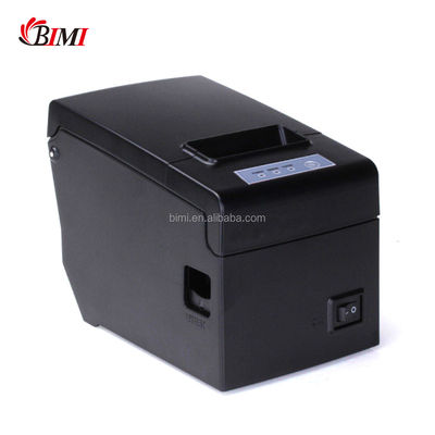 Impressora de recibos térmicos com adaptador em preto e branco