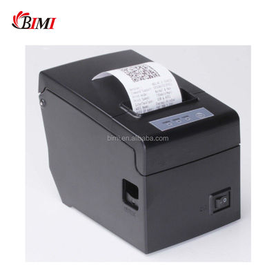 Impressora de recibos térmicos com adaptador em preto e branco